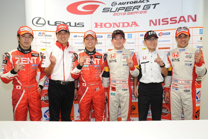 両クラスの2103年度ドライバーズチャンピンとチーム監督