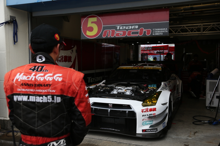 GT300:マッハGoGoGo車検 GT-R（玉中哲二／山下潤一郎組）