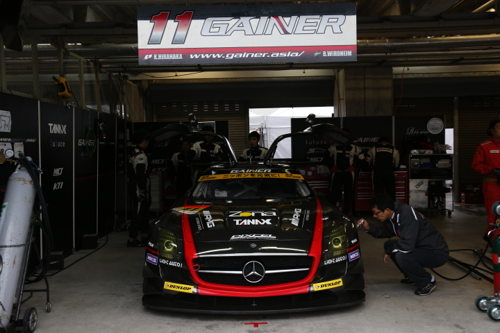 GT300:GAINER DIXCEL SLS（平中克幸／ビヨン・ビルドハイム組）