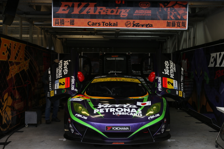 GT300:エヴァRT初号機アップルMP4-12C（高橋一穂／加藤寛規組）