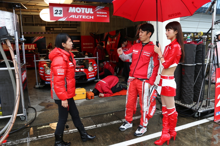 ファンサービス: 柳田真孝とレースクイーン（GT500:MOTUL AUTECH GT-R）