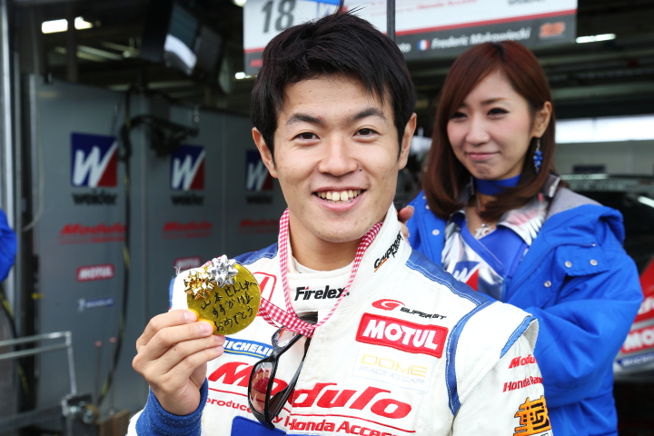 ファンサービス: 山本尚貴（GT500:ウイダー モデューロ HSV-010）