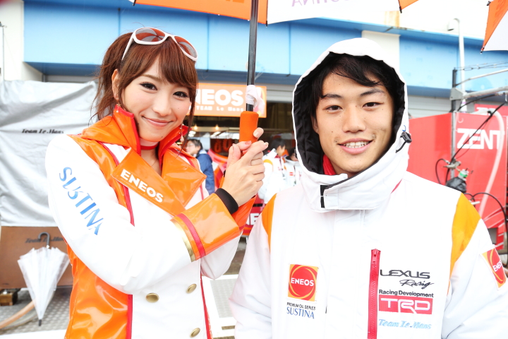 ファンサービス: 国本雄資とレースクイーン（GT500: ENEOS SUSTINA SC430）