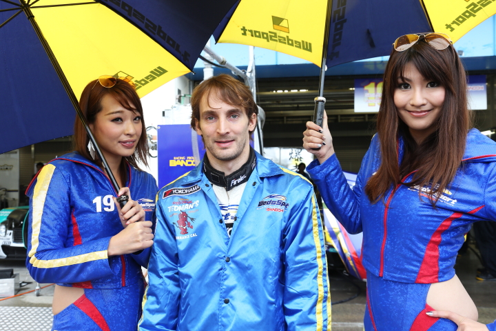 ファンサービス: アンドレ・クートとレースクイーン（GT500:WedsSport ADVAN SC430）