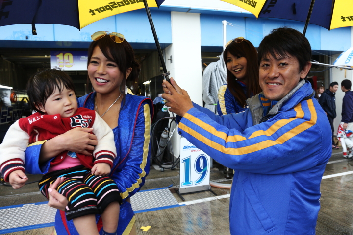 ファンサービス: 荒聖治とレースクイーン（GT500:WedsSport ADVAN SC430）