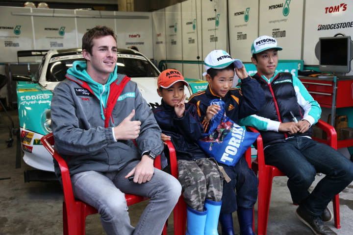 GTキッズウォーク: 中嶋一貴／ジェームス・ロシター（GT500:PETRONAS TOM'S SC430）