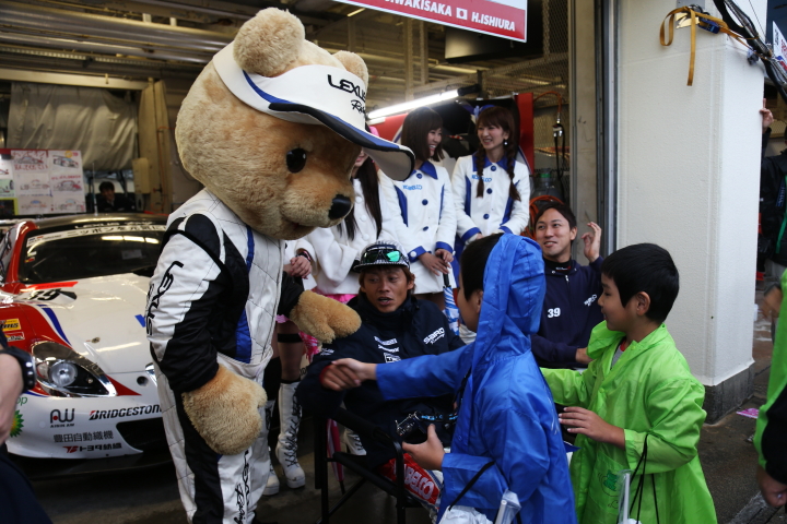 GTキッズウォーク: 脇阪寿一／石浦宏明とレクサスくま吉（GT500:DENSO KOBELCO SC430）