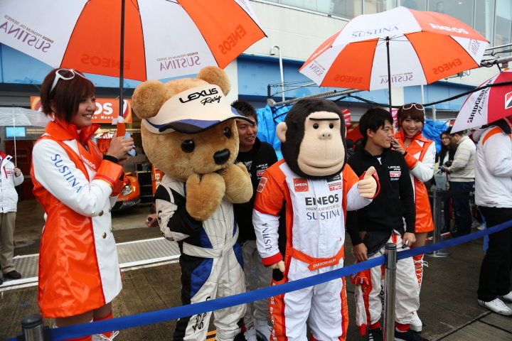 GTキッズウォーク: 大嶋和也／国本雄資、レクサスくま吉とエネゴリくん（GT500: ENEOS SUSTINA SC430）