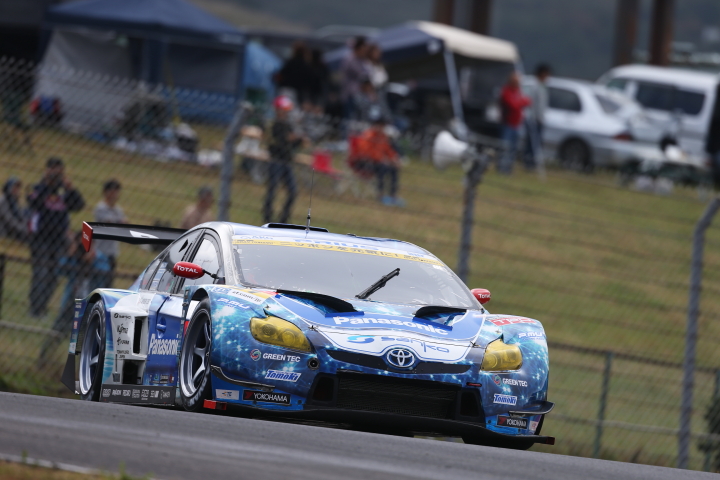 公式予選: 新田守男／嵯峨宏紀組（GT300:Panasonic apr PRIUS GT）