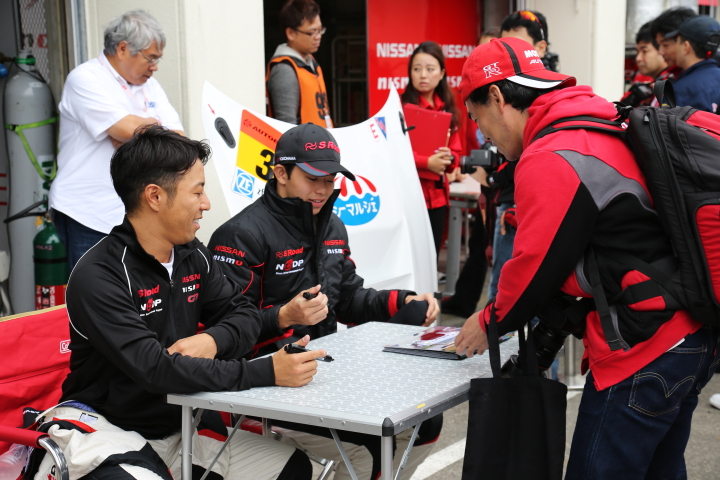 ピットウォーク: 星野一樹／佐々木大樹（GT300:S Road NDDP GT-R）