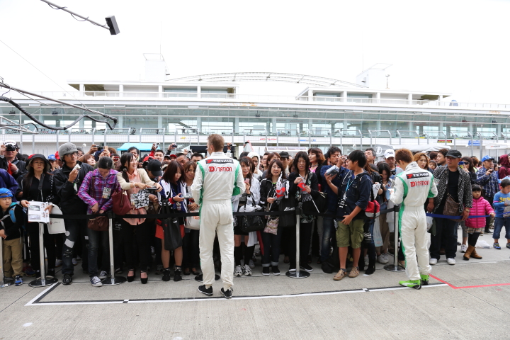 ピットウォーク: 安田裕信／ミハエル・クルム（GT500:D'station ADVAN GT-R）