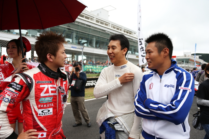 スターティンググリッド: 平手晃平、小暮卓史、塚越広大