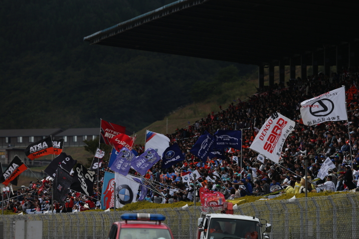 決勝レース: 旗を振る応援団