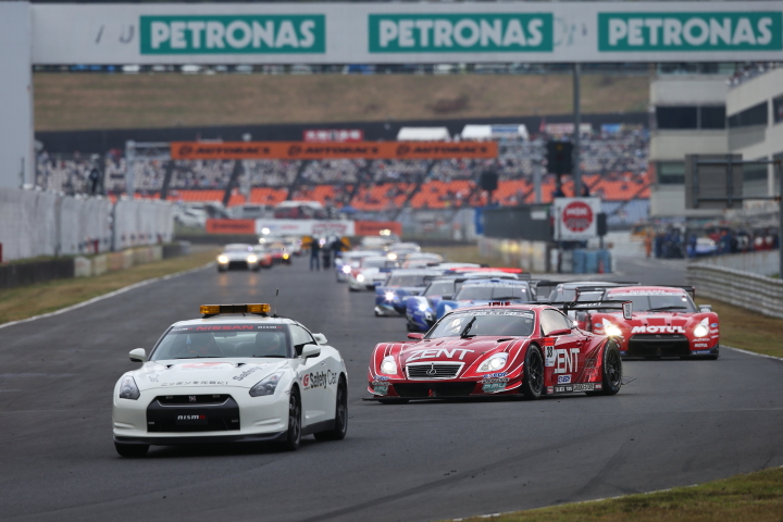 決勝レース: フォーメーションラップが始まった（GT500）