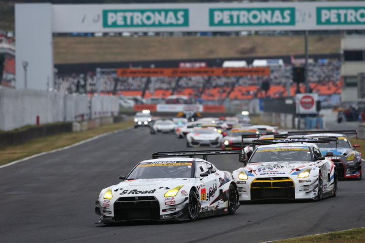 決勝レース: フォーメーションラップが始まった（GT300）