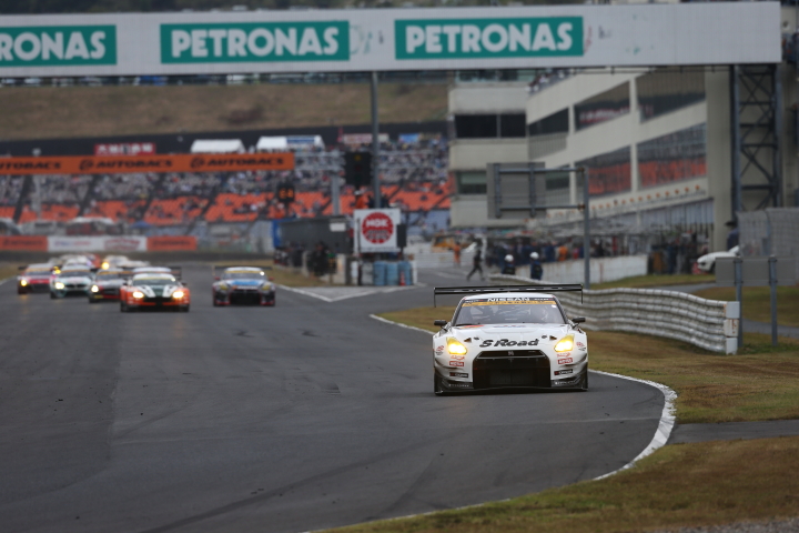 決勝レース: スタート、星野一樹／佐々木大樹組（GT300:S Road NDDP GT-R）が逃げる