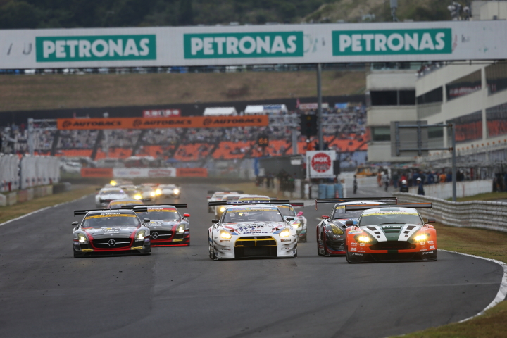決勝レース: スタート直後、GT300クラスの2位争い