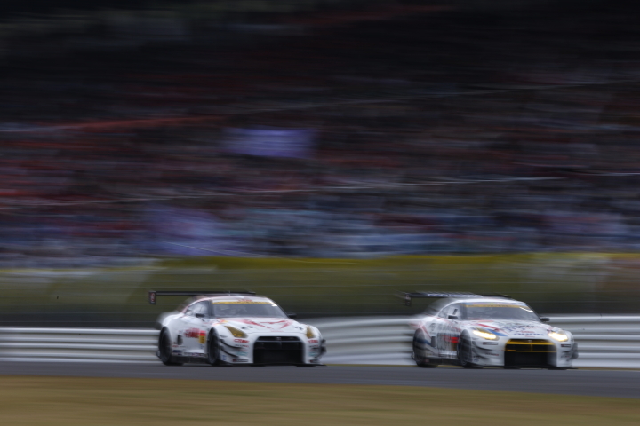 決勝レース: 高森博士（GT300:DIJON Racing IS GT-R） vs 玉中哲二（GT300:マッハGoGoGo車検 GT-R）