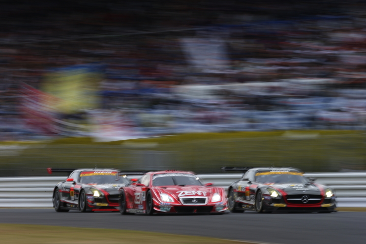 決勝レース: GAINER2台に挟まれるZENT CERUMO SC43