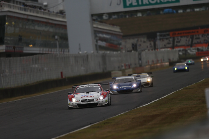 決勝レース: 脇阪寿一／石浦宏明組（GT500:DENSO KOBELCO SC430）