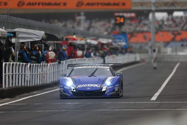 決勝レース: 伊沢拓也／小暮卓史組（GT500:RAYBRIG HSV-010）