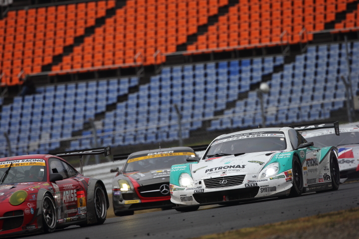 決勝レース: 中嶋一貴／ジェームス・ロシター組（GT500:PETRONAS TOM'S SC430）