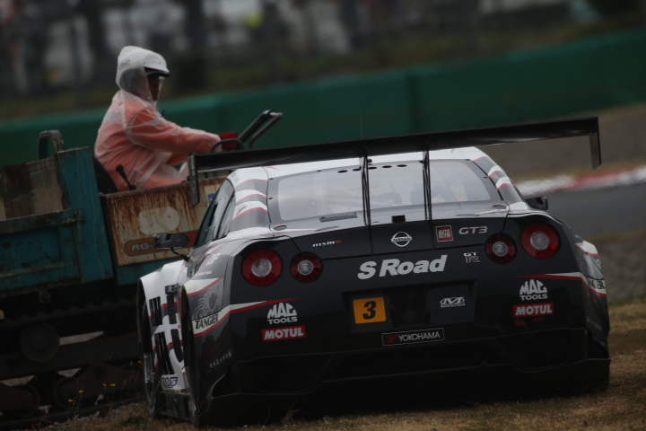 決勝レース: コースアウトした星野一樹／佐々木大樹組（GT300:S Road NDDP GT-R）