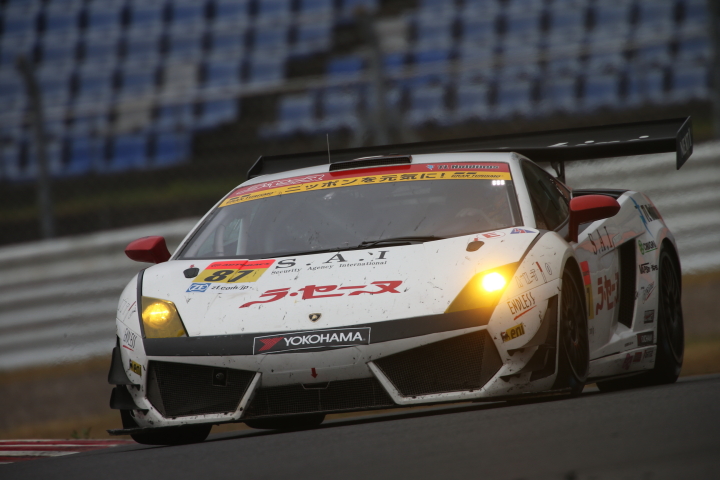 決勝レース: 山内英輝／吉本大樹組（GT300:ラ・セーヌ ランボルギーニ GT3）