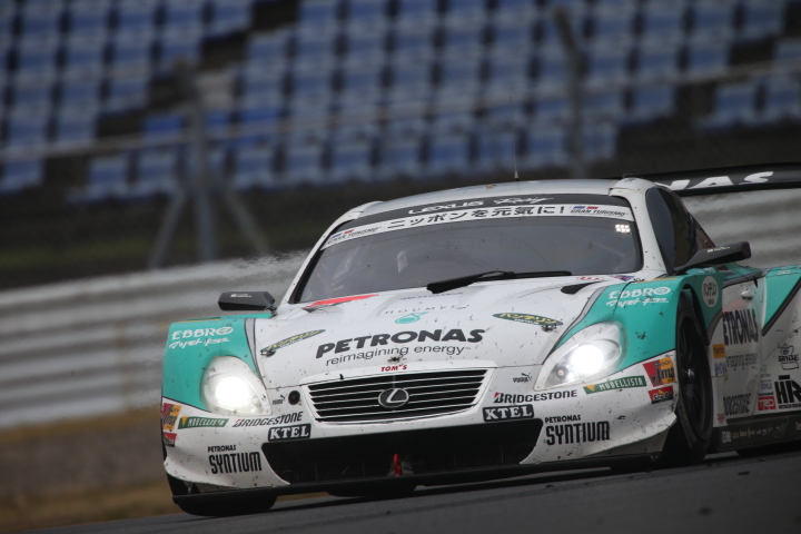 決勝レース: 中嶋一貴／ジェームス・ロシター組（GT500:PETRONAS TOM'S SC430）