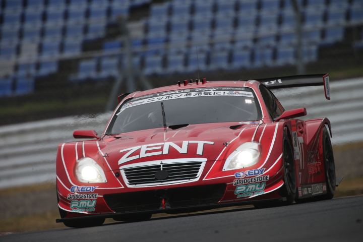 決勝レース: 立川祐路／平手晃平組（GT500:ZENT CERUMO SC430）