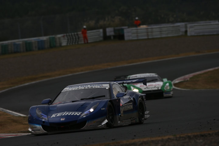 決勝レース: 塚越広大／金石年弘組（GT500:KEIHIN HSV-010）