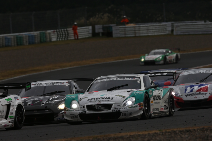 決勝レース: 中嶋一貴／ジェームス・ロシター組（GT500:PETRONAS TOM'S SC430）