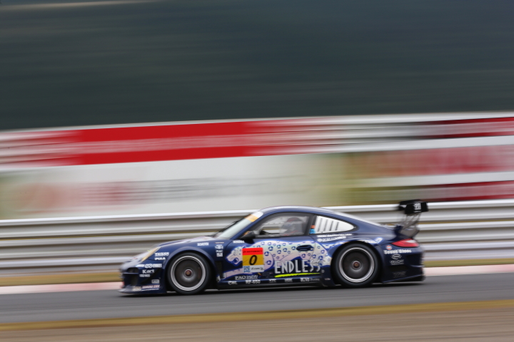 決勝レース: 峰尾恭輔／横溝直輝組（GT300:ENDLESS TAISAN PORSCE）