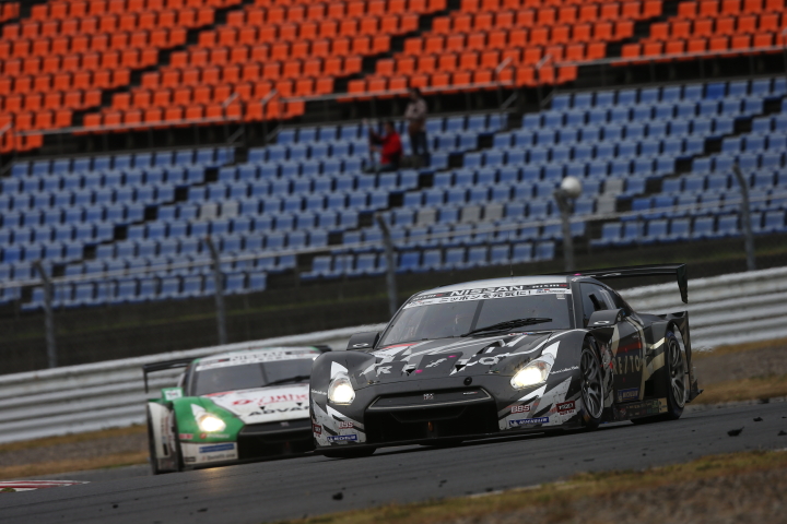 決勝レース: 本山哲／関口雄飛組（GT500:REITO MOLA GT-R）