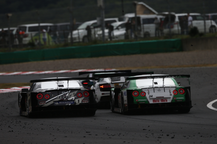 決勝レース: REITO MOLA GT-R vs D'station ADVAN GT-R