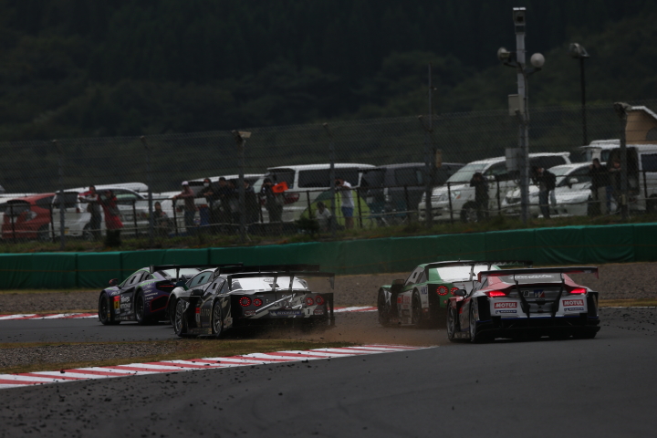 決勝レース: GT500クラス、レース終盤の争い