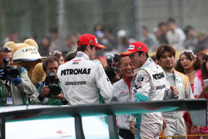 決勝レース: 優勝した中嶋一貴／ジェームス・ロシター組（GT500:PETRONAS TOM'S SC430）