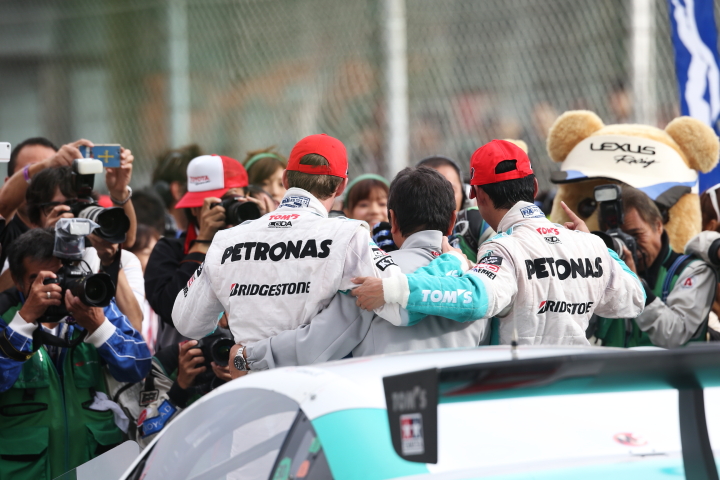 決勝レース: 優勝した中嶋一貴／ジェームス・ロシター組（GT500:PETRONAS TOM'S SC430）