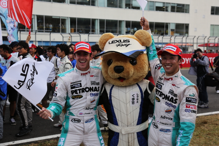 決勝レース: 優勝した中嶋一貴／ジェームス・ロシター組（GT500:PETRONAS TOM'S SC430）