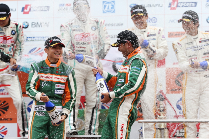 表彰式: GT300クラスで2位に入った加納政樹／安岡秀徒組（GT300:Exe Aston Martin）