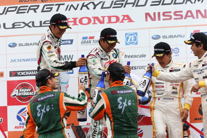 表彰式: GT300クラスの上位3台のドライバーたち