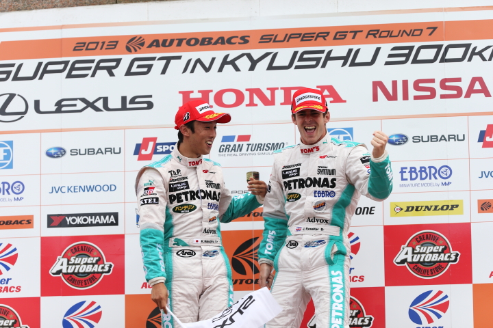 表彰式: 優勝した中嶋一貴／ジェームス・ロシター組（GT500:PETRONAS TOM'S SC430）