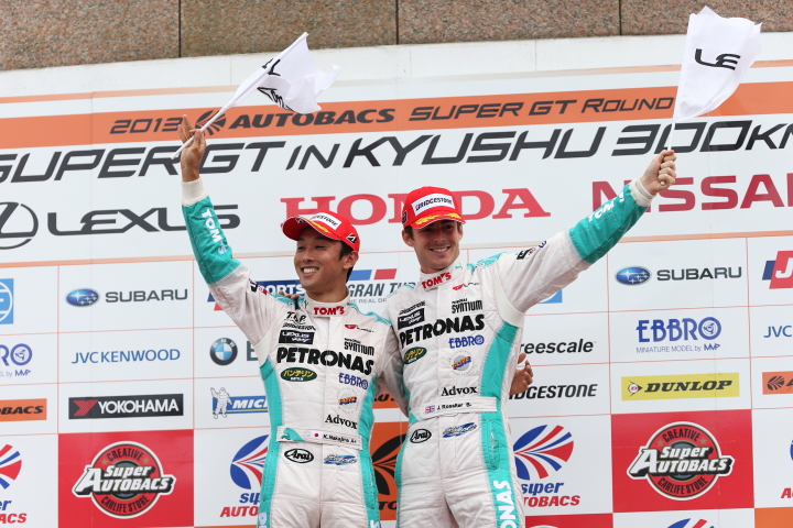 表彰式: 優勝した中嶋一貴／ジェームス・ロシター組（GT500:PETRONAS TOM'S SC430）