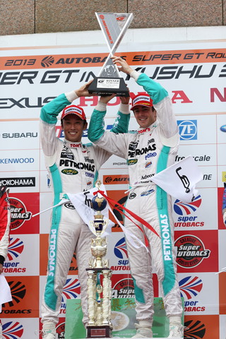 表彰式: 優勝した中嶋一貴／ジェームス・ロシター組（GT500:PETRONAS TOM'S SC430）