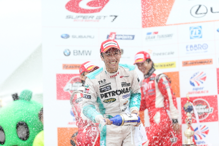 表彰式: 中嶋一貴（GT500:PETRONAS TOM'S SC430）