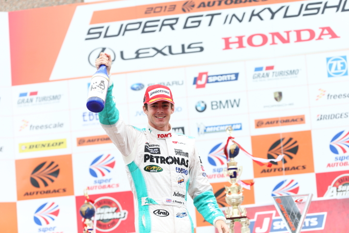 表彰式: ジェームス・ロシター（GT500:PETRONAS TOM'S SC430）