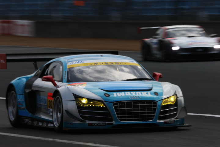 IWASAKI apr R8（岩崎祐貴／ファイルーズ・ファウジー組）