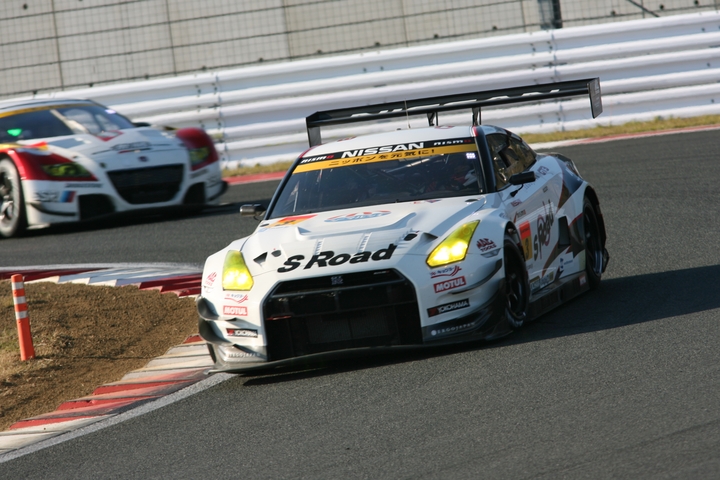 GT300クラスレース1: 優勝は佐々木大樹（S Road NDDP GT-R）