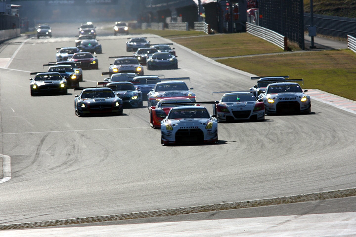 GT300クラスレース1: 22周の決勝レースがスタートした