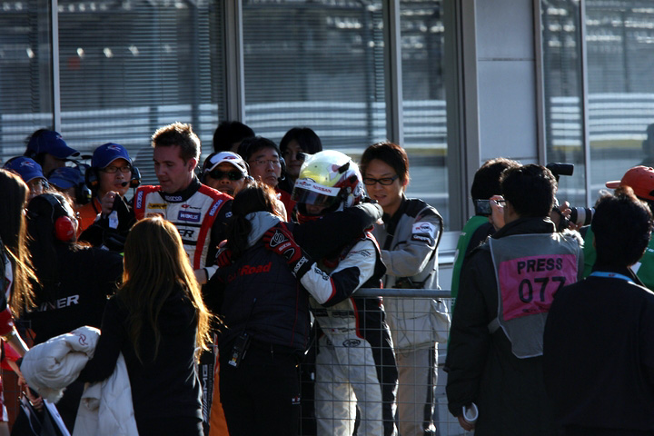 GT300クラスレース1: ウイナーズサークルで祝福を受ける佐々木大樹（S Road NDDP GT-R）